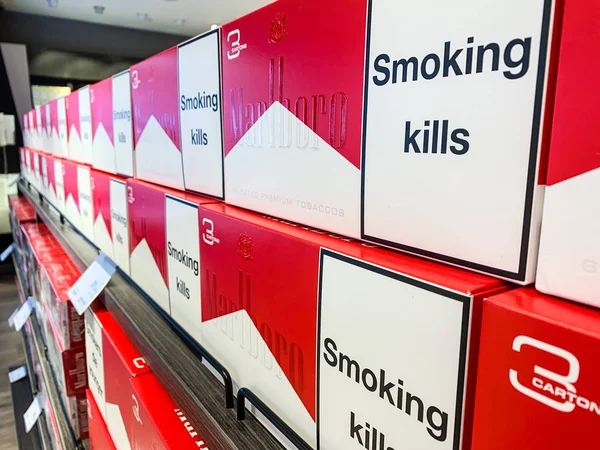 Reparto sigarette in un negozio segmento duty free con molti pacchetti pick in vendita. Concetto di negozi duty free. Istanbul / Turchia - aprile 2019 — Foto Stock