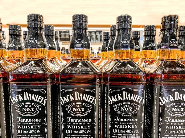 Fila de garrafas de uísque Jack Daniels em uma prateleira da loja, foco seletivo. Istambul, Turquia - abril de 2019 — Fotografia de Stock