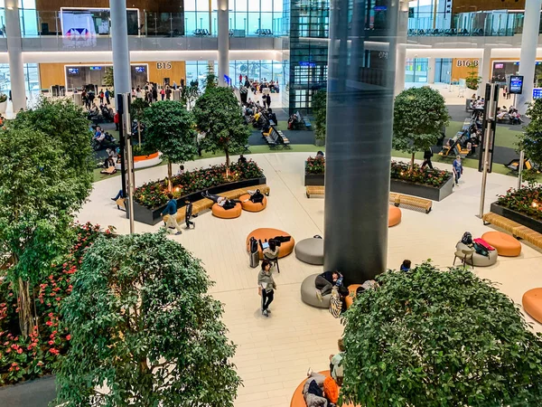 Wystrój wnętrz z wieloma siedzeniami pasażerskimi nowego lotniska (IST), który świeżo otwarty i zastępuje Międzynarodowy Port lotniczy Ataturk. Stambuł/Turcja-kwiecień 2019. — Zdjęcie stockowe