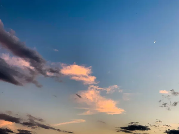 Ήρεμος βραδινής ουρανός με φεγγάρι και σκούρο και ροζ σύννεφα. — Φωτογραφία Αρχείου