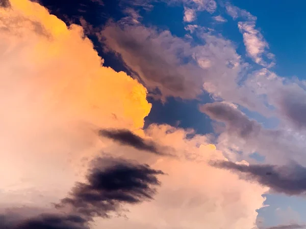 Драматическое вечернее небо с оранжевыми и темными грозовыми облаками на голубом небе. Концепция предстоящего шторма и красивый фон — стоковое фото