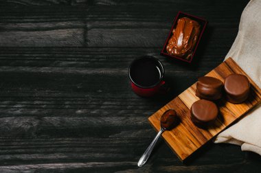 Masa örtüsü ve siyah bir masanın üzerinde geleneksel Arjantin çikolatalı bisküvi.