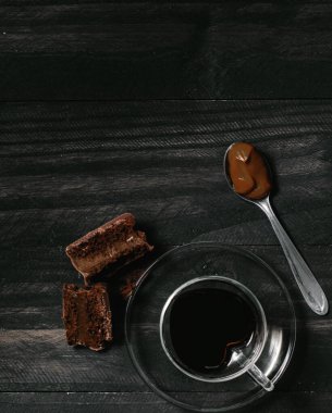 Masa örtüsü ve siyah bir masanın üzerinde geleneksel Arjantin çikolatalı bisküvi.