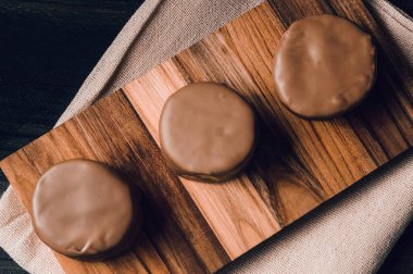 Masa örtüsü ve siyah bir masanın üzerinde geleneksel Arjantin çikolatalı bisküvi.