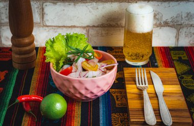 Renkli bir masa örtüsü üzerinde ceviche tabağı