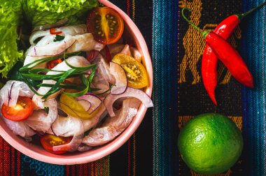 Renkli bir masa örtüsü üzerinde bir tabak ceviche manzarası