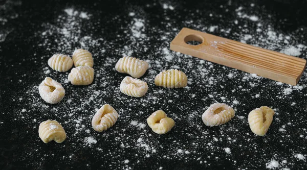 Ñoquis Caseros Hechos Mano Con Harina Huevo Sobre Una Mesa —  Fotos de Stock