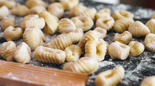 Hausgemachte Kartoffelgnocchi Handgemacht Mit Mehl Und Auf Einem Schwarzen Tisch — Stockfoto