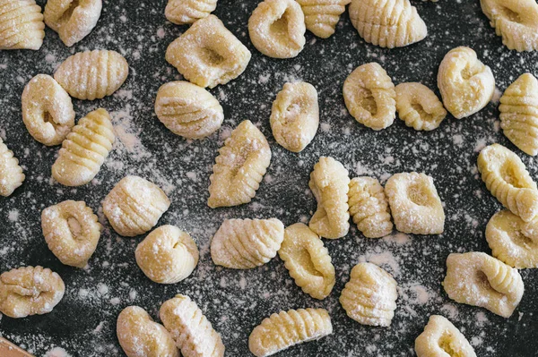 Hausgemachte Kartoffelgnocchi Handgemacht Mit Mehl Und Auf Einem Schwarzen Tisch — Stockfoto