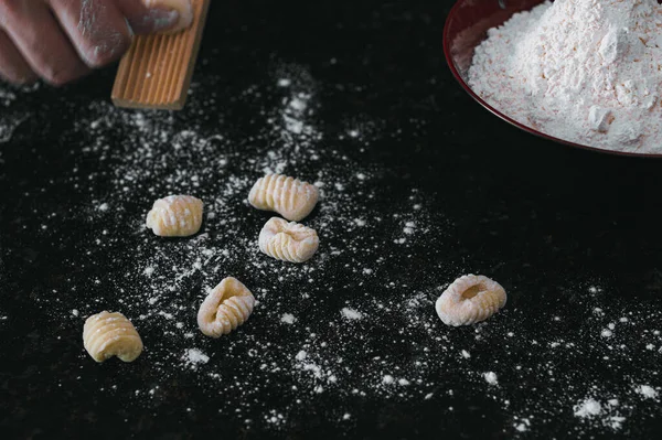 Hausgemachte Kartoffelgnocchi Handgemacht Mit Mehl Und Auf Einem Schwarzen Tisch — Stockfoto