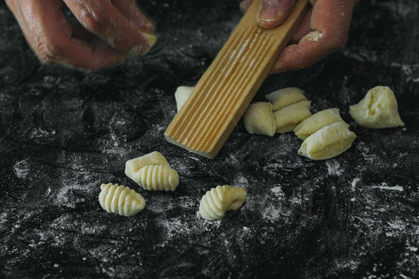 Hausgemachte Kartoffelgnocchi Handgemacht Mit Mehl Und Auf Einem Schwarzen Tisch — Stockfoto