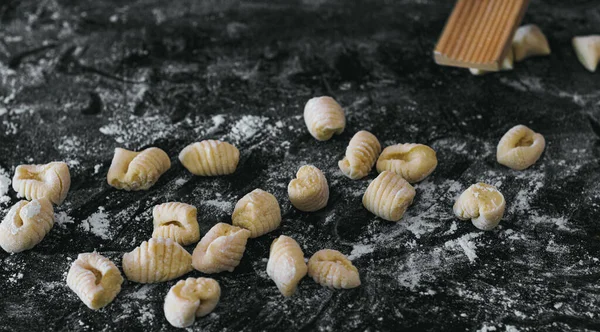 Hausgemachte Kartoffelgnocchi Handgemacht Mit Mehl Und Auf Einem Schwarzen Tisch — Stockfoto