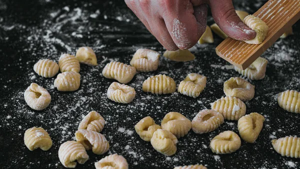 Hausgemachte Kartoffelgnocchi Handgemacht Mit Mehl Und Auf Einem Schwarzen Tisch — Stockfoto