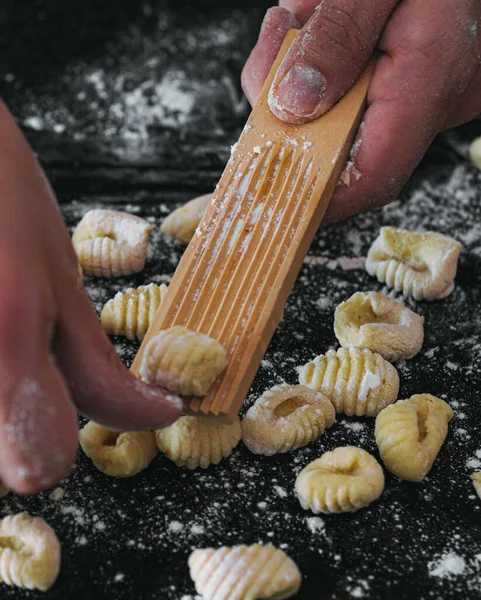 Hausgemachte Kartoffelgnocchi Handgemacht Mit Mehl Und Auf Einem Schwarzen Tisch — Stockfoto