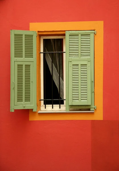 Eski Evin Cephesinde Yeşil Panjurlu Pencere — Stok fotoğraf