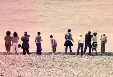 Sahilde bir grup çocuk.