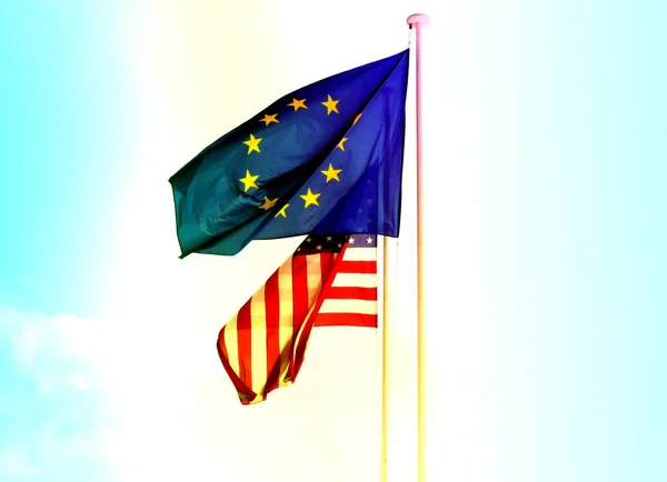 Europeiska Unionen Och Amerikanska Flaggor Himlen Bakgrund — Stockfoto