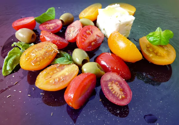 Smaczne Dojrzałe Czerwone Żółte Pomidory Wiśniowe Liście Bazylii — Zdjęcie stockowe
