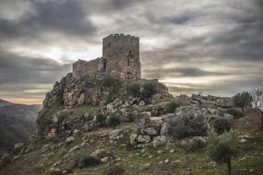 Ortaçağ şatosu bulutlu bir günde, Algoso, Vimioso, Miranda do Douro, Bragana, Tras-os-Montes, Portekiz