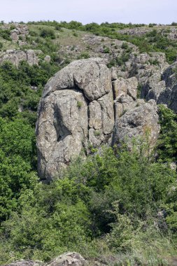 Kanyon. Granit kayaçlar