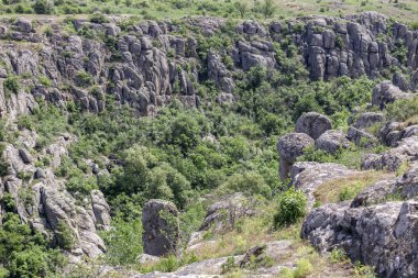 Kanyon. Granit kayaçlar