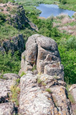 Kanyon. Granit kayaçlar