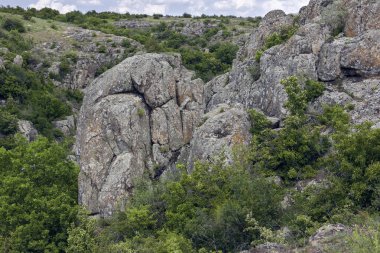 Kanyon. Granit kayaçlar