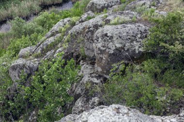 Kanyon. Granit kayaçlar