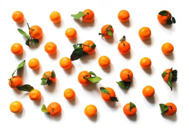 Tnagerines beyaz bir arka plan düz yatıyordu gıda fotoğraf üzerinde bir sürü