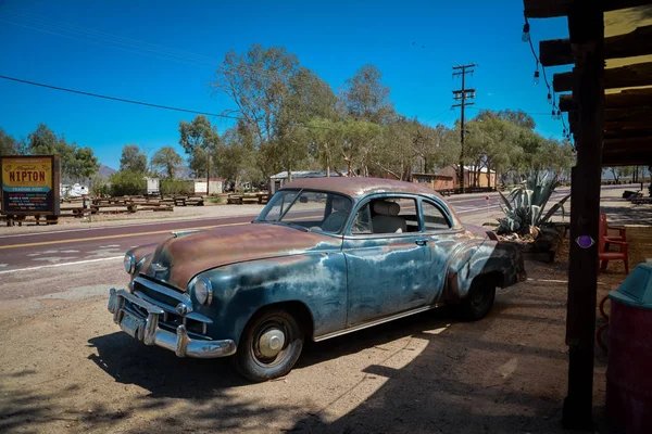 Rusty Vecchia Auto Parcheggiata — Foto Stock