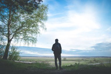 Adam ufka bakar. Manzara