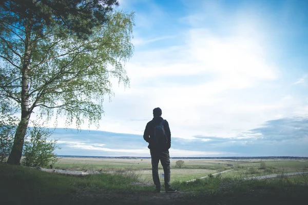 Adam ufka bakar. Manzara