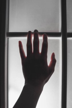 El cam kapı açılır. El penceresinde