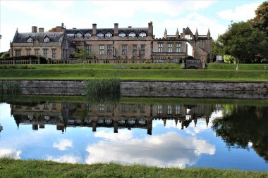 Bir öğleden sonra parkta su sihirli ayna gibi evde bu güzel görüntüsü ile