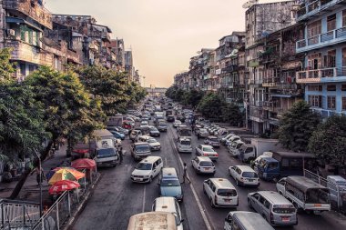 Ocak 2015 - Yangon, Myanmar - trafik Yangon şehirde