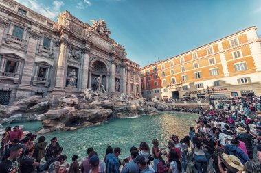 Kalabalığa Roma'daki Trevi Çeşmesi