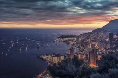 Fransız Rivierası'nda gün batımında Monaco