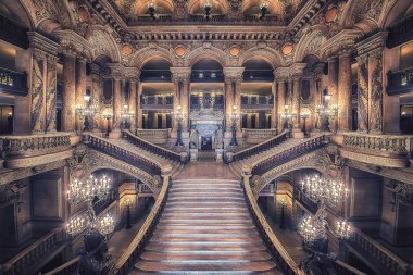 Eylül 2016 - Paris, Fransa - Paris 'teki Opera Binasının Merdiveni