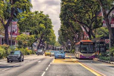 Nisan 2018 - Orchard road, Singapur - Orchard road üzerinde gündüz vakti trafik. 