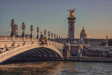 Alexandre III ve Les Invalides Paris köprü