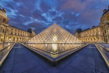 Eylül 2018 - Paris, Fransa - Le Louvre Müzesi akşamları