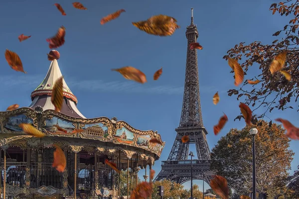 Hojas Que Caen Cerca Torre Eiffel París — Foto de Stock