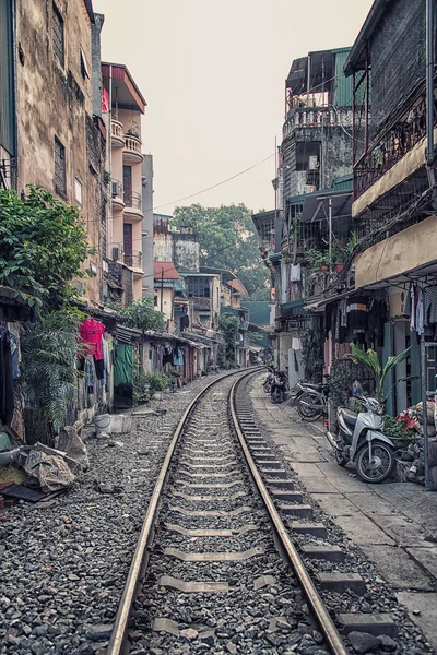 Tren street şehirde Hanoi, Vietnam