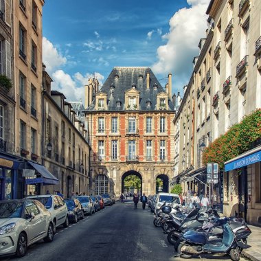 Paris Place des Vosges square yakınındaki küçük sokak