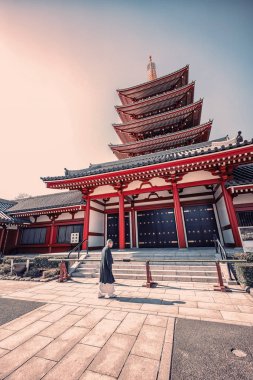 Monk Senso-ji Tapınağı Asakusa, Tokyo'geleneksel elbise ile