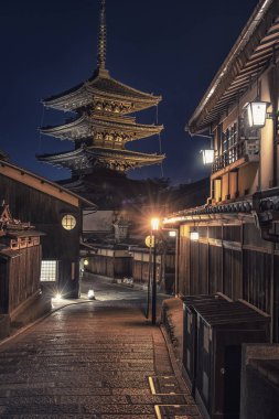 Yasaka Pagoda ve Sannen Zaka Street akşam, Kyoto, Japonya