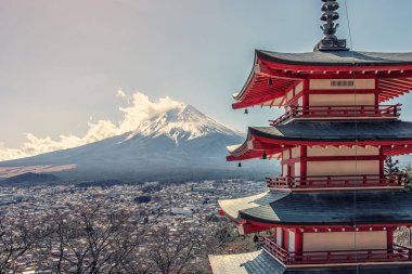 Japonya ile Chureito pagoda ve gündüz Fuji Dağı'nın ünlü yeri