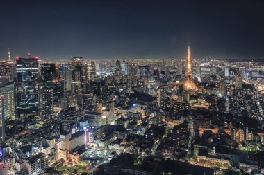 Tokyo Tower Tokyo şehirde gece tarafından aydınlatılmış
