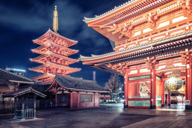 Senso-Ji pagoda ve akşam tapınakta Tokyo, Japonya