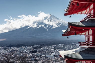 Japonya ile Chureito pagoda ve gündüz Fuji Dağı'nın ünlü yeri
